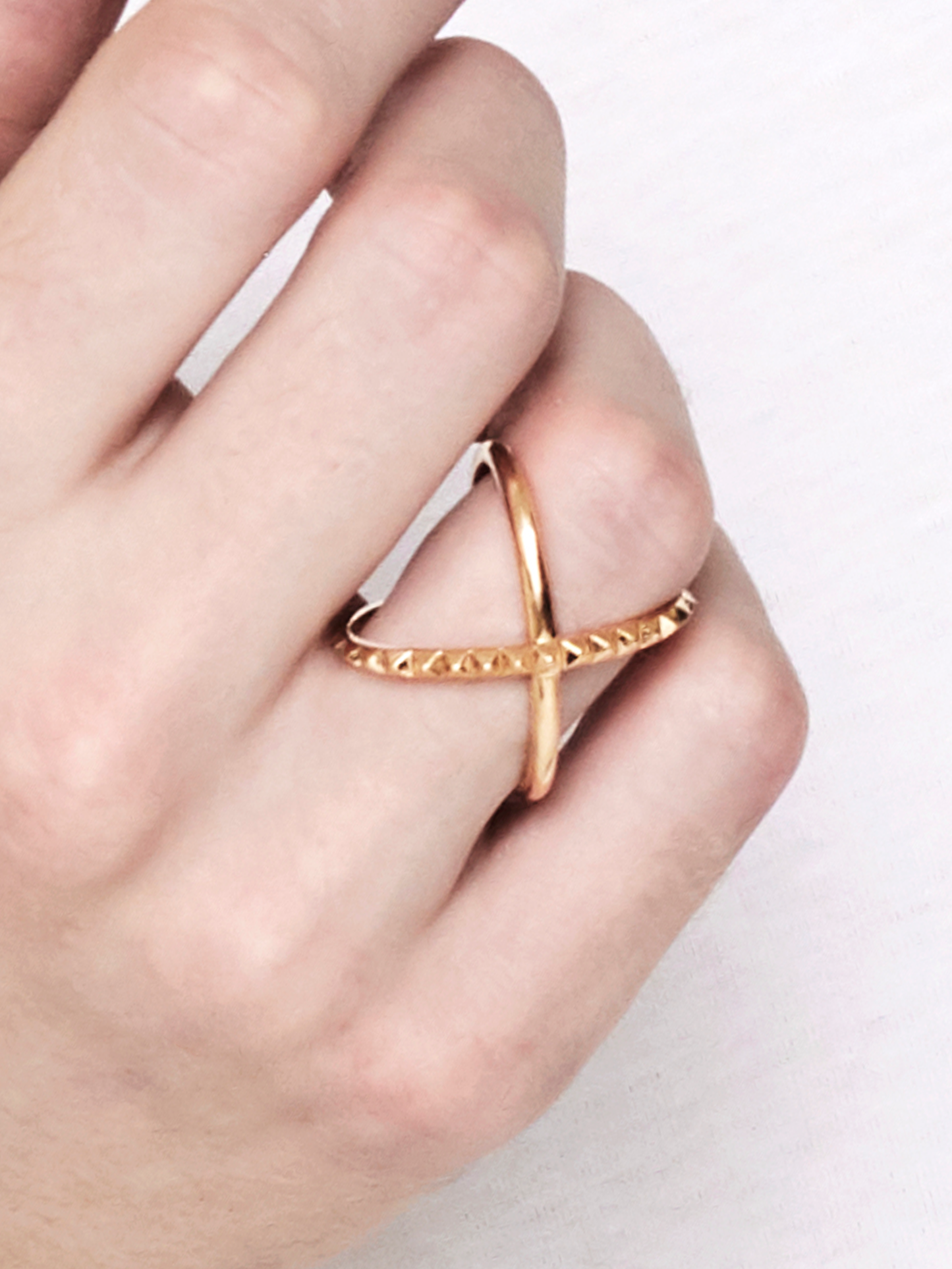 MOBIUS STUDS | RING